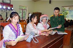 Bộ CHQS tỉnh Bắc Kạn phối hợp tham gia xây dựng nông thôn mới tại xã Xuân Lạc, huyện Chợ Đồn.